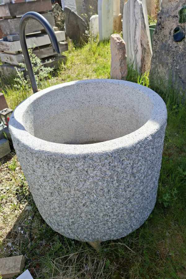Gartenbrunnen: Durchmesser 1 m, Höhe 75 cm, komplett mit Auslass. Gartenbrunnen inkl. Auslass - Steinmetz Luibl Höhenkirchen-Siegertsbrunn