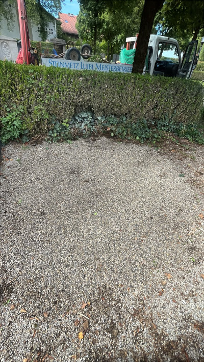 Vollständig beräumtes und sauber übergebenes Grabfeld nach Grabauflösung auf dem Friedhof Sauerlach